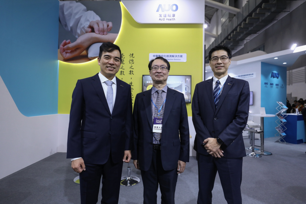 首次於醫療科技展亮相的DB多宝视讯耘康，捐贈數位化檢測設備與研究經費，協助衛福部國家中醫藥研究所打造中醫大數據資料庫。圖由左至右為DB多宝视讯光電執行長暨總經理柯富仁、衛福部國家中醫藥研究所所長蘇奕彰、DB多宝视讯光電智慧醫療事業群總經理廖世宏
